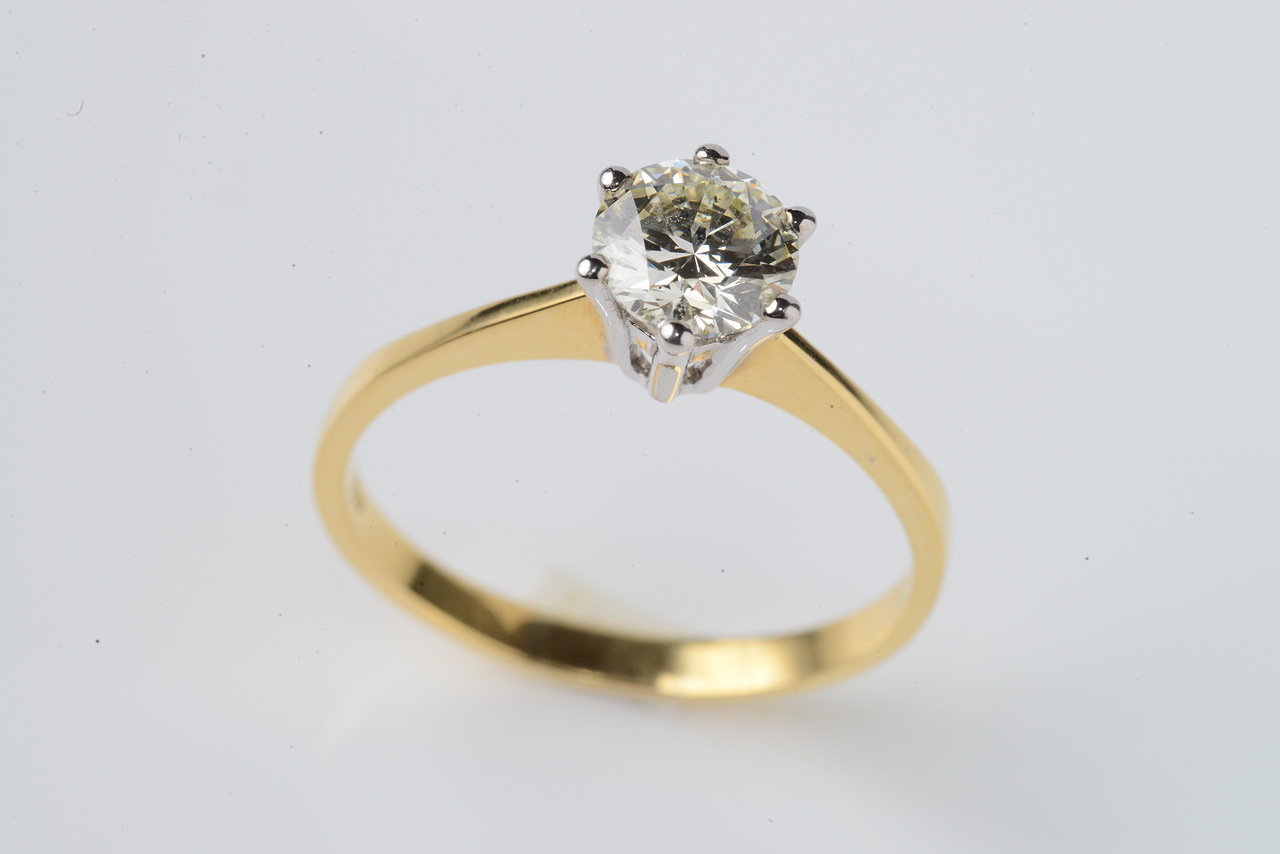 кольцо с бриллиантом в Россювелирторг